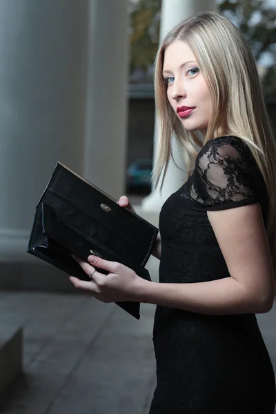 Mujer joven caucásica con cartera vacía Imagen de archivo