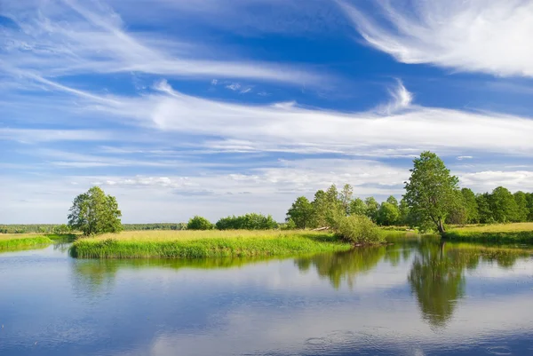 Облака над рекой — стоковое фото