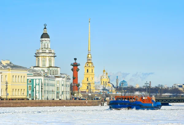 The ice breaker on the Neva River — Stok fotoğraf