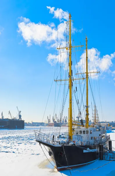 Navio à vela contra o porto — Fotografia de Stock