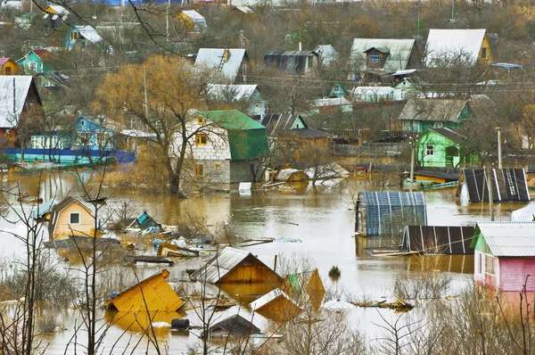 Colônia de verão inundada com freshet primavera — Fotografia de Stock