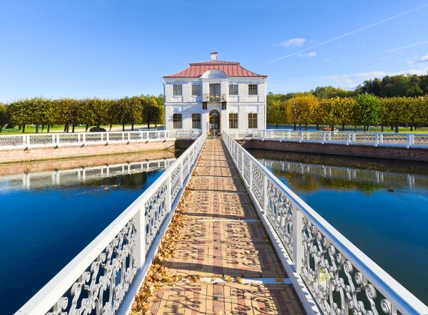 Marly Palace em Peterhof perto de São Petersburgo, Rússia — Fotografia de Stock