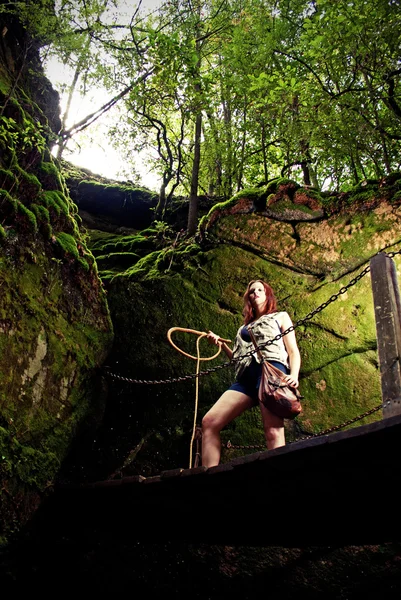 Um jovem aventureiro na selva — Fotografia de Stock