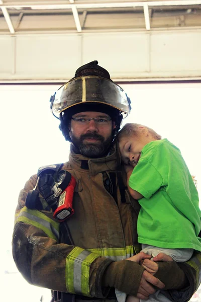 küçük bir kızın elinde itfaiyeci