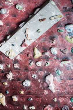 birçok tutar ile boş kırmızı tırmanma duvarı.