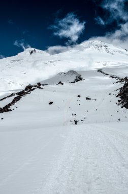 Mont elbrus seening aşağıda priut istasyonu