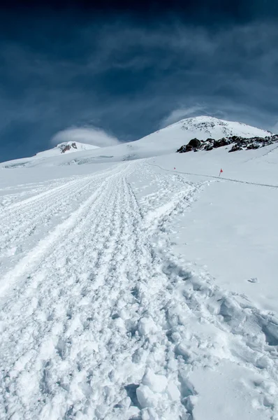 Mont elbrus seening uit de pastuchov rotsen — Stockfoto