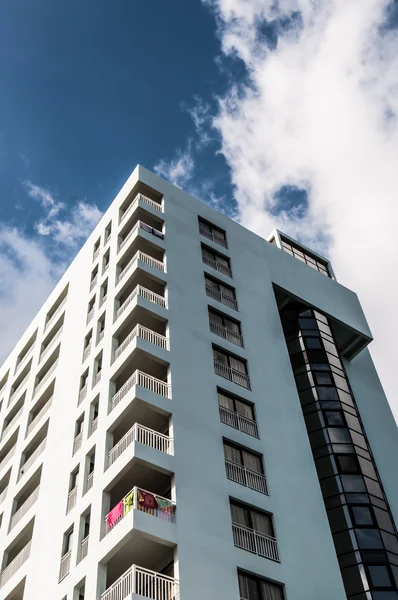 Coin de l'hôtel sur ciel bleu avec nuages — Photo