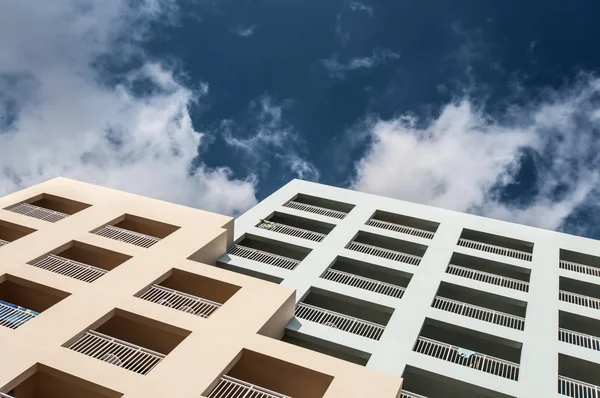 Çift renk otel mavi gökyüzü bulutlu içinde