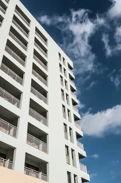 Hotel nad niebieski niebo z chmurami — Zdjęcie stockowe