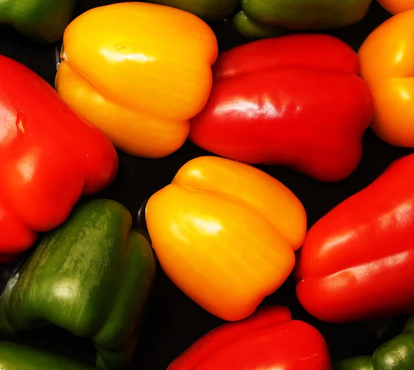 bir plaka üzerinde renkli biber