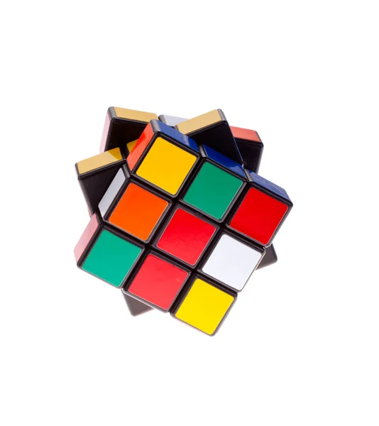 Beyaz bir arka plan üzerinde izole Rubik küpü