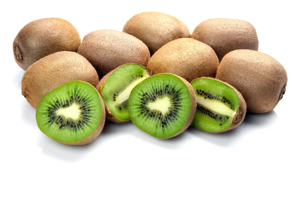 Kiwi fructe izolate pe un fundal alb — Fotografie, imagine de stoc