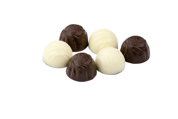 Schwarze und weiße Schokolade auf weißem Hintergrund — Stockfoto