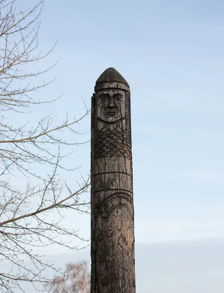 Dřevěná socha staroslovanského boha Peruna — Stock fotografie