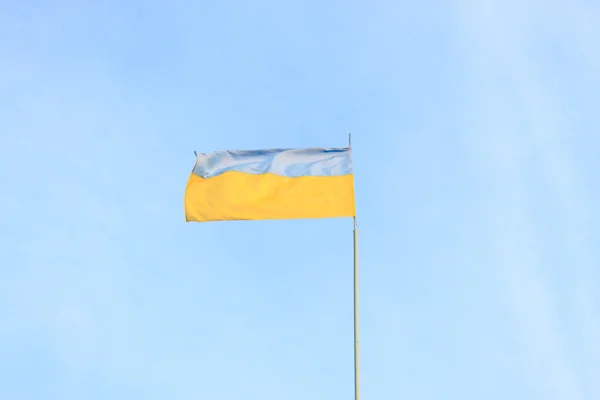 Ukrainian flag on a background of blue sky — Stock Photo, Image
