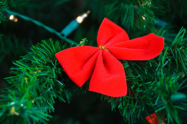 Borboleta pendurada na árvore de Natal — Fotografia de Stock