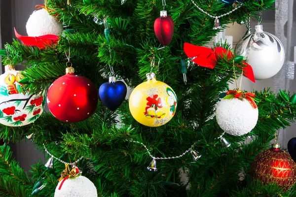 Schöne Weihnachtsdekoration am Weihnachtsbaum — Stockfoto