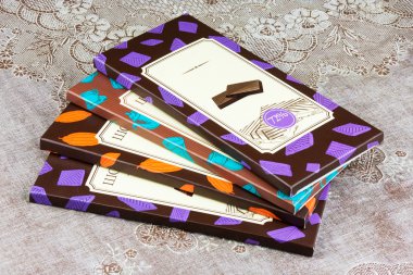 bir yığın peçete üzerinde farklı çikolata