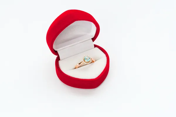 Goldring mit Diamant in roter Box — Stockfoto