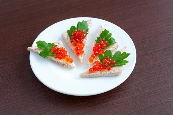 Tartaletas con caviar y perejil en un plato — Foto de Stock