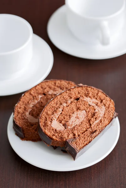 Zwei Scheiben leckerer Schokoladenkuchen auf einem Teller — Stockfoto