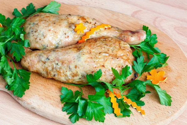 Fried chicken legs with parsley on the board — Stock Photo, Image