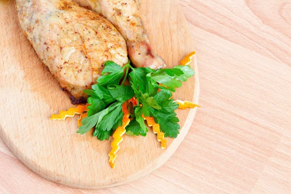 Fried chicken legs with parsley on the board — Stock Photo, Image