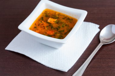 Beyaz seramik kase tavuk çorbası