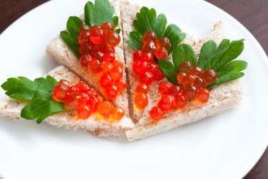Havyar ve maydanoz bir plaka üzerinde tartlets