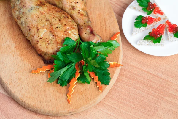 Fried chicken legs with parsley and red caviar — Stock Photo, Image