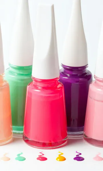 Bouteilles avec vernis à ongles renversé — Photo