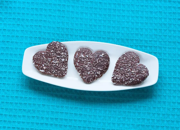 Galletas de San Valentín en forma de corazón en placa —  Fotos de Stock