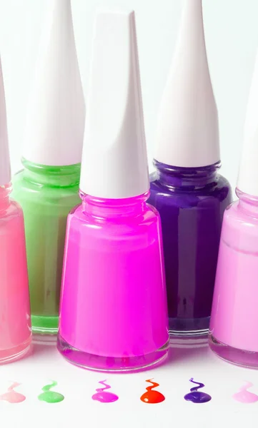 Bouteilles avec vernis à ongles renversé — Photo