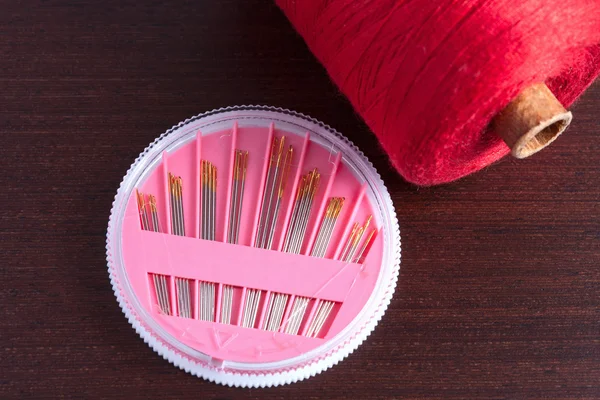 Pack of needles and a skein of thread — Stock Photo, Image