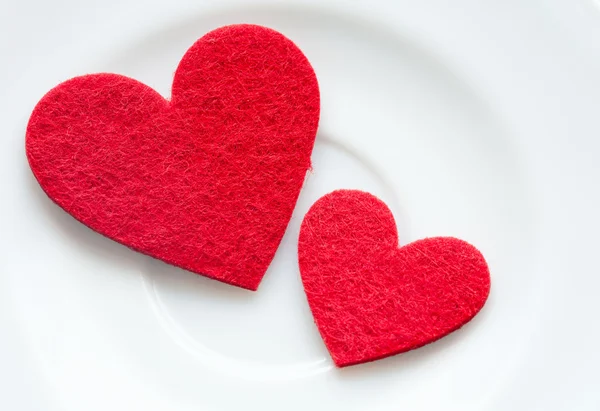 Coeurs rouges dans une assiette gros plan. Saint Valentin — Photo