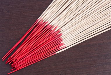 tütsü kokulu çubukları ahşap zemin üzerinde