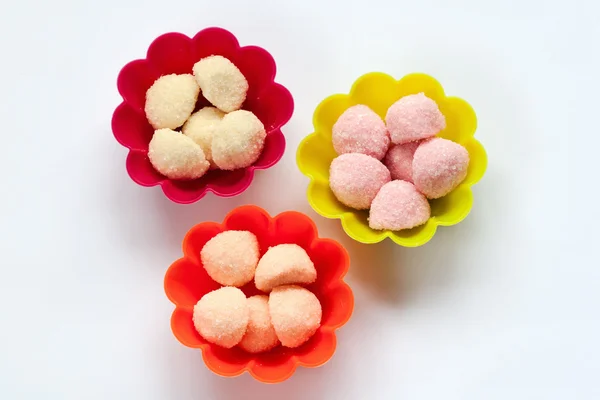 Dulces caramelos de jalea en cajas de pastel de taza en blanco —  Fotos de Stock