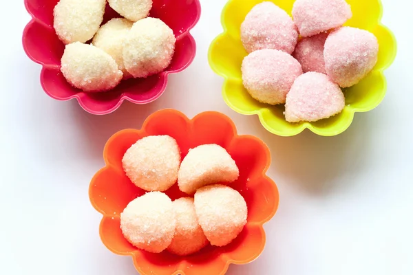 Süße Gelee-Bonbons in Tassen-Kuchenhüllen auf weiß — Stockfoto