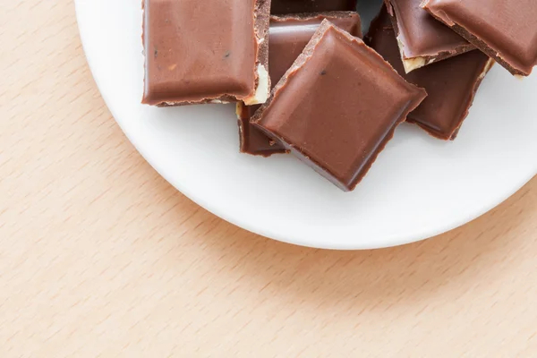 Schokolade mit Nüssen auf einem Teller — Stockfoto