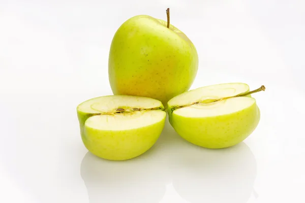 Manzana entera y cortada en rodajas con reflejo —  Fotos de Stock