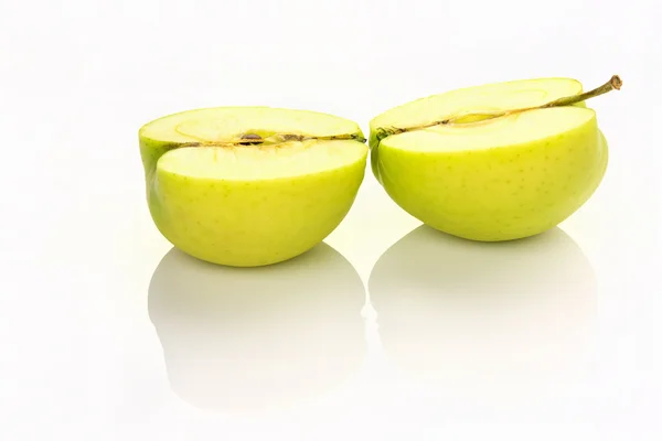 Manzana en rodajas con reflejo —  Fotos de Stock