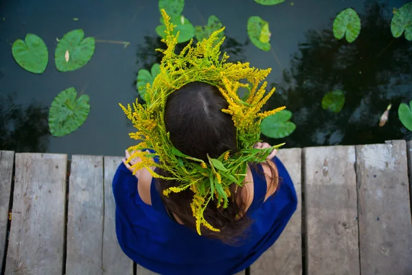 Girl by the lake with a wreath on head — Stock Photo, Image