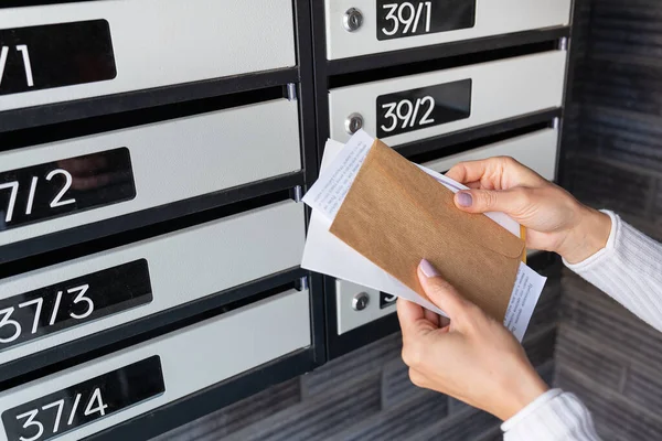 Glückliches Mädchen Holt Ihre Rechnungen Und Briefe Aus Ihrem Briefkasten — Stockfoto