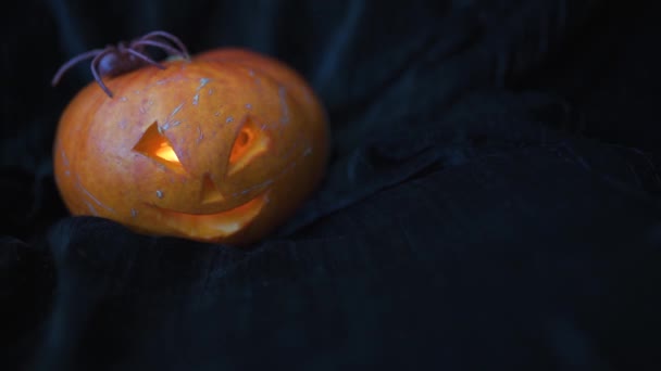 A abóbora brilha na noite de Halloween. Símbolo tradicional de Halloween. Sorriso de abóbora de Halloween e olhos assustadores para a noite de festa. Conceito de Halloween horrível — Vídeo de Stock