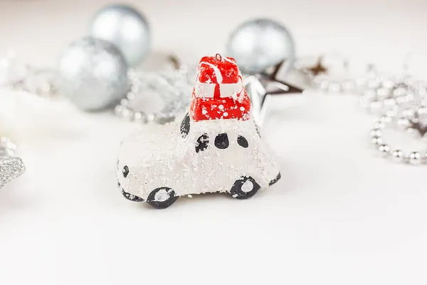 Прекрасний Святковий Декор Сірих Тонах Невеликий Автомобіль Подарунками Даху Центрі — стокове фото