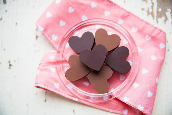 Шоколадні Цукерки Формі Серця Тарілці Рожевим Рушником — стокове фото