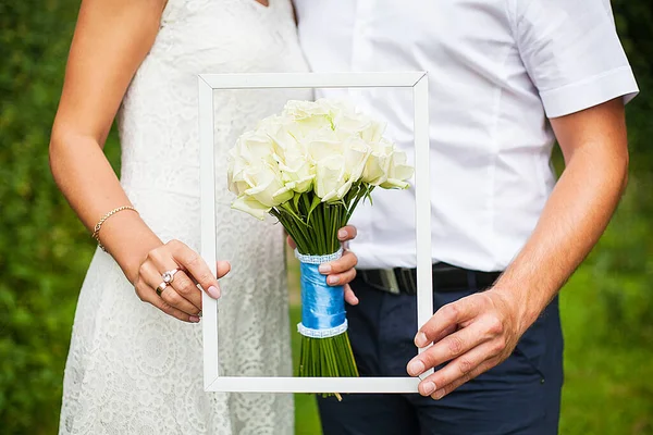 新娘和新郎手里拿着一束漂亮的婚纱 — 图库照片