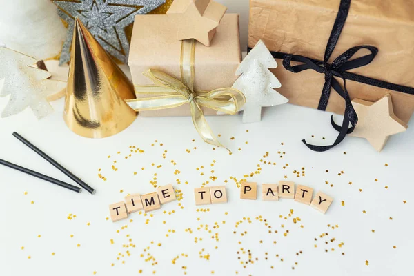 Kerst Feest Tijd Confetti Geschenken Lint Sterren Feesttijd Belettering Nieuwjaar — Stockfoto