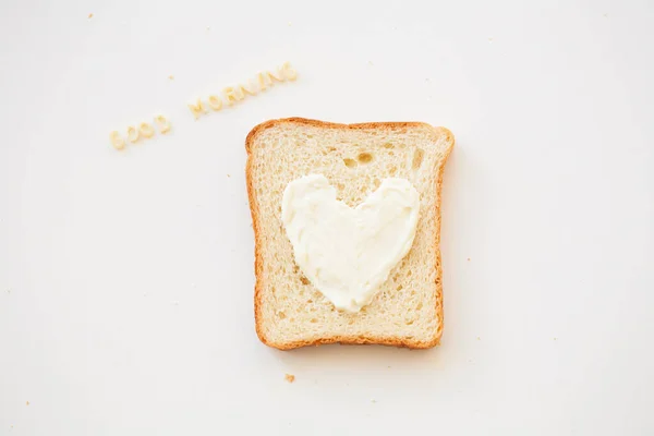 チーズと心の形で朝食のためのサンドイッチ おはようございます碑文 — ストック写真